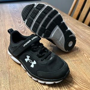 Boys Under Armour tennis shoes. Size 2